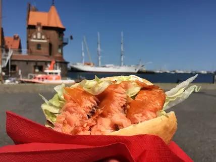 Fischbrötchen oder Fish und Chips direkt am Hafen gibt es besonders lecker beim Fischkutter Milan.