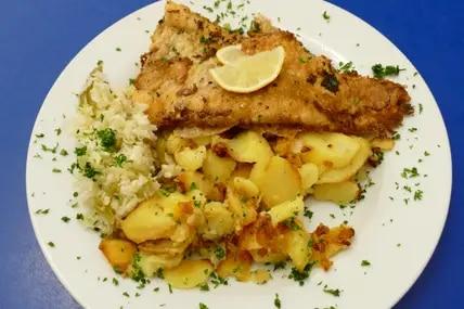 Lecker Dorsch, Brattüffeln und Rohkost zum sensationellen Preis gibt es beim Altstädter Mittagstisch.