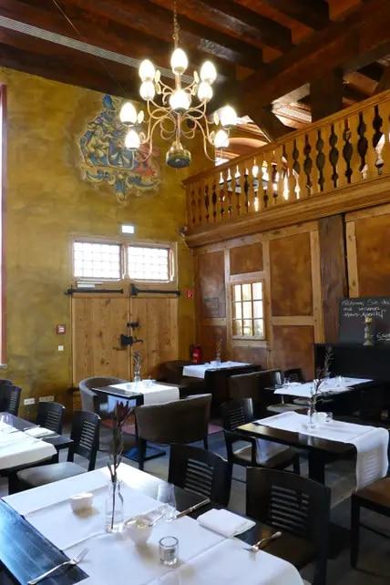 Gemütlich und gut speisen im historischen Ambiente kann man „Im Scheel“.