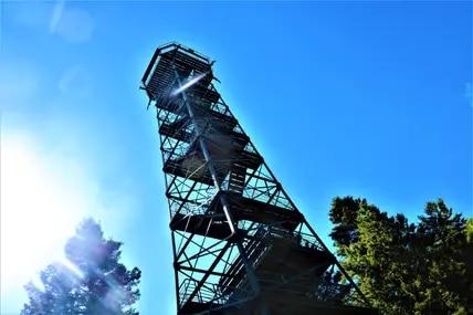 Auf der Schwäbischen Alb ist er der Höchste weit und breit: Der Lemberg(turm). 