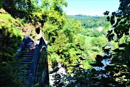 Spaziergang durch den Grünen Salon: Park Inzigkofen begeistert mit Brücken, Felsentoren und der funkelnden Donau.