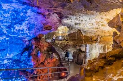 Auf der Schwäbischen Alb gibt es 2700 Höhlen. Die Bärenhöhle gehört zu den bekanntesten.