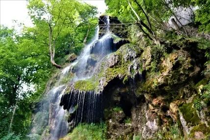 Eine Berühmtheit: Der Uracher Wasserfall. Aber kennst du auch seinen kleinen Bruder, den Gütersteiner Wasserfall?