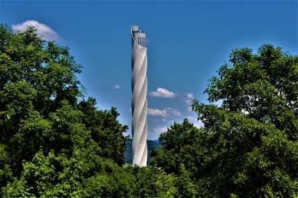 Nach nur 30 Sekunden gewährt er den perfekten Ausblick auf zwei Mittelgebirge: Der Aufzugstestturm in Rottweil.