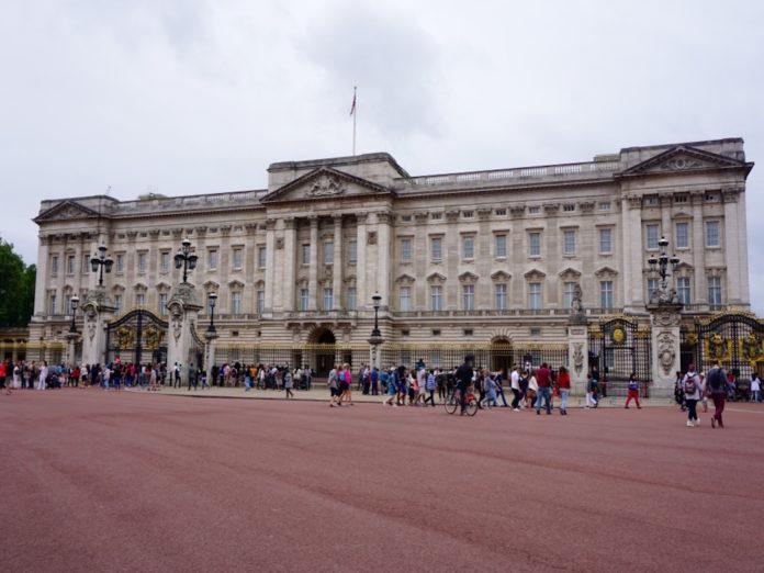 London: How to Visit Buckingham Palace